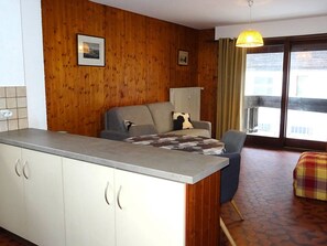 Interior - Cozy 1-Bedroom Apartment - Sleeps 5 - Central Location - Near Shops and Ski Lifts - Ski Locker Included (Les Gets)