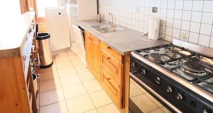 Spacious 6-Room Apartment for 13 – Central Location, Near Slopes, WiFi, Linens Included in Winter