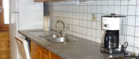 Een koelkast, een microgolfoven, een oven, een vaatwasser