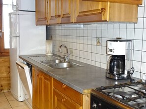 Kylskåp, mikrovågsugn, ugn och diskmaskin
