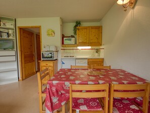 Fridge, microwave, dishwasher - 1-bedroom apt, mountain area, slopes view, 4-6 pax, south, skis (Morillon 1100)