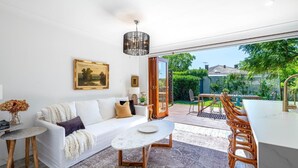 Smart TV, books - Casa Amore d'Arte - A Touch of Italian Charm in Sydney (Five Dock)