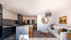 Smart TV, books - Casa Amore d'Arte - A Touch of Italian Charm in Sydney (Five Dock)
