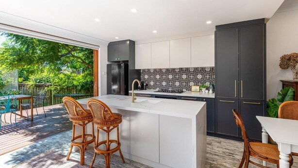 Coffee/tea maker, fridge, microwave, oven - Casa Amore d'Arte - A Touch of Italian Charm in Sydney (Five Dock)