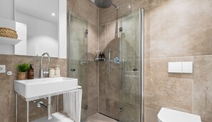 Douche, séchoir à cheveux, serviettes fournies