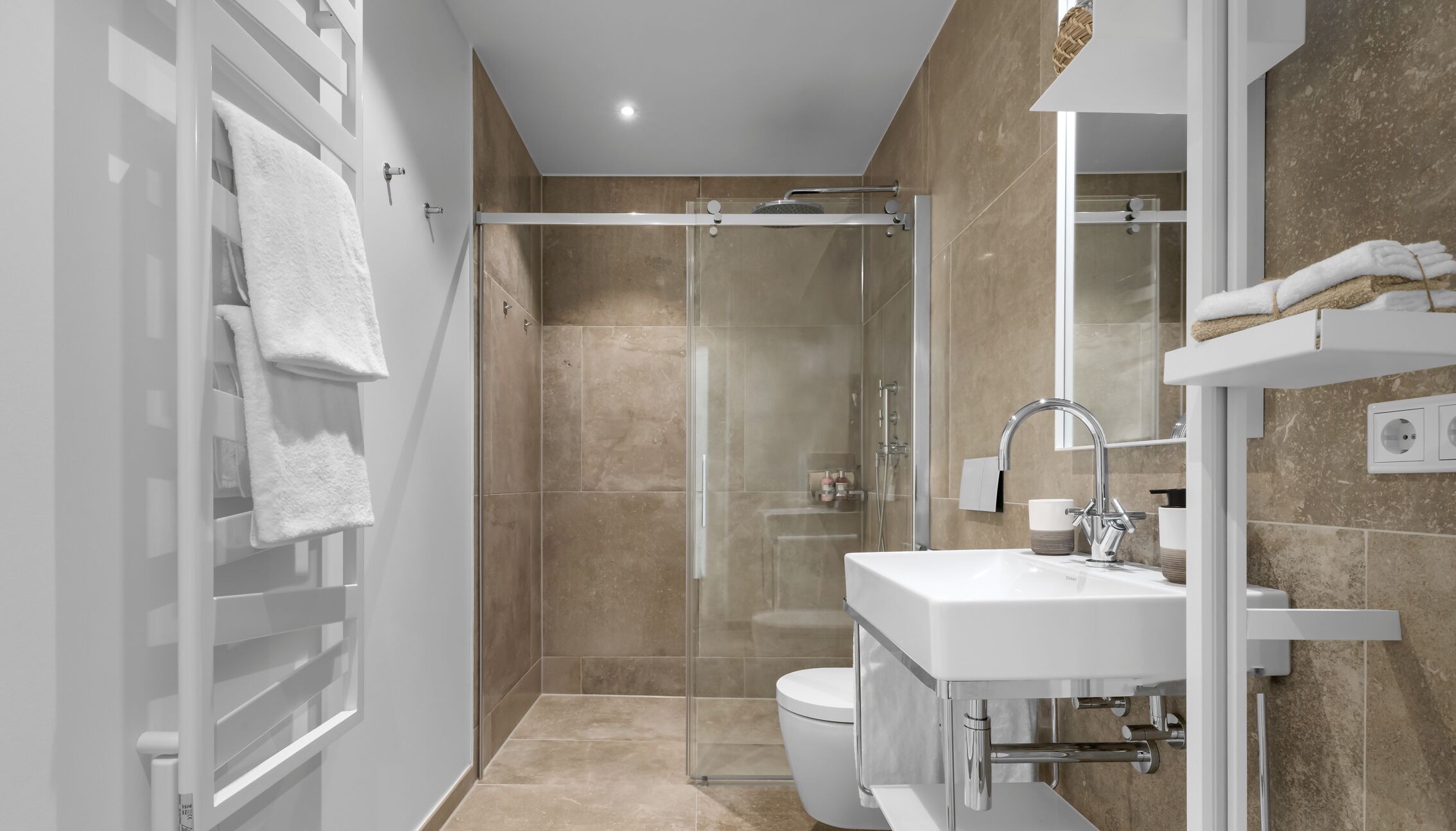 Douche, sèche-cheveux, serviettes fournies