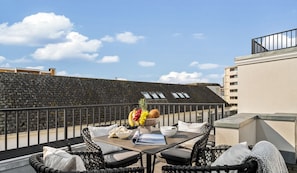 Outdoor dining - Luxury apartment with balcony, free SPA use and gym (Sylt)