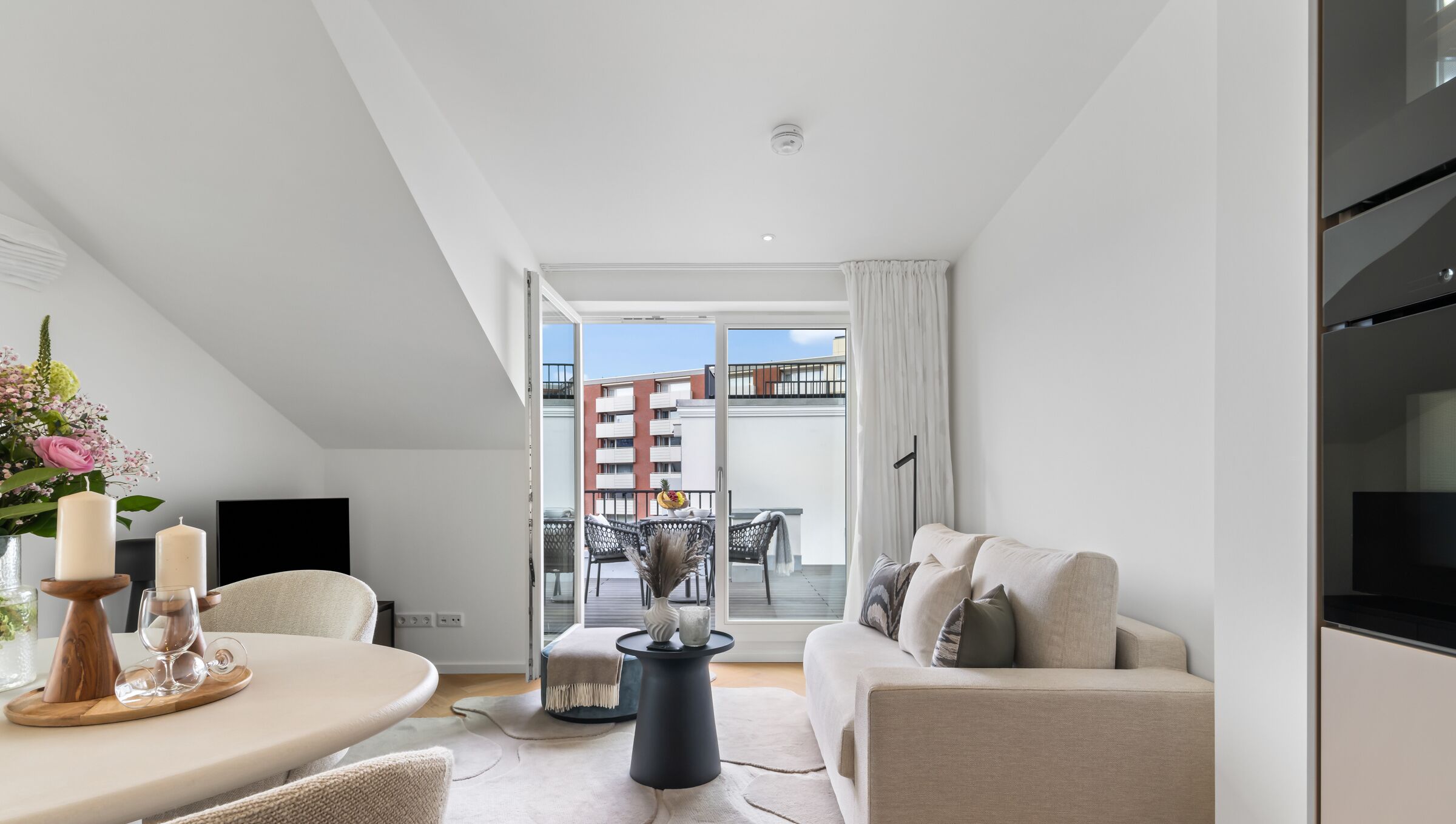 Een televisie en boeken