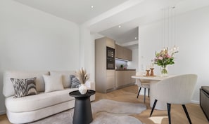 TV, books - Luxury apartment with balcony, free SPA use and gym (Sylt)