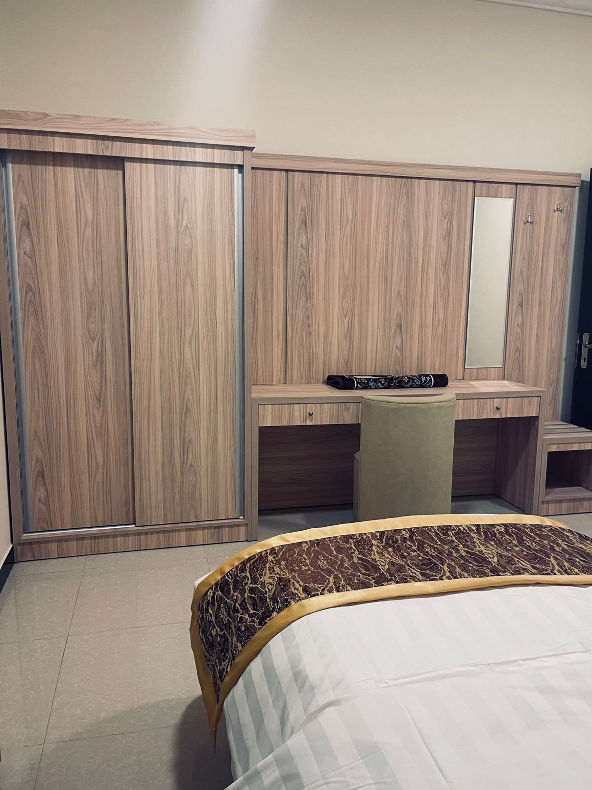 Ein Schlafzimmer mit einem Bett, einem Schreibtisch und einem Kleiderschrank.