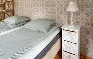 1 bedroom, free WiFi, bed sheets - 1 bedroom gorgeous home in Romakloster (Romakloster)