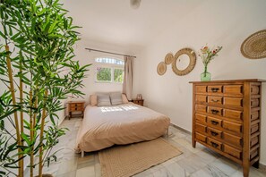 2 室のベッドルーム、アイロン / アイロン台、WiFi、ベッドシーツ