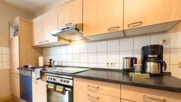 Fridge, oven, stovetop, dishwasher