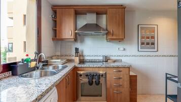 Een koelkast, een magnetron, een oven, een vaatwasser