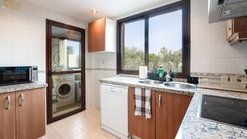 Frigorífico, microondas, horno y lavavajillas