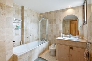 Dusche, Haartrockner, Bidet, Handtücher