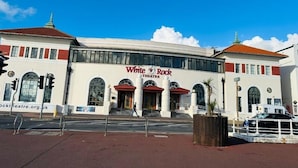 Un bâtiment sur lequel on peut lire l’inscription « White Rock Theatre », avec un passage piéton devant.