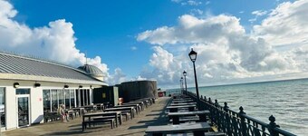 Newly refurbished two bedrooms flat