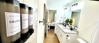 Liberty Cottage: Cozy 3BR/2BA home w/Deck & Huge Backyard- SLEEPS 6! UNBEATABLE LOCATION! Mins to Downtown, Mall, Dining & Trails. Quiet street, fully equipped kitchen & luxurious bedding. High-speed wifi. 3 streaming TVs. High-end comfort-low price!