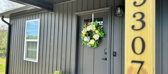 Liberty Cottage: Cozy 3BR/2BA home w/Deck & Huge Backyard- SLEEPS 6! UNBEATABLE LOCATION! Mins to Downtown, Mall, Dining & Trails. Quiet street, fully equipped kitchen & luxurious bedding. High-speed wifi. 3 streaming TVs. High-end comfort-low price!