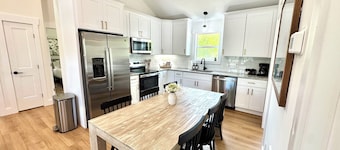 Liberty Cottage: Cozy 3BR/2BA home w/Deck & Huge Backyard- SLEEPS 6! UNBEATABLE LOCATION! Mins to Downtown, Mall, Dining & Trails. Quiet street, fully equipped kitchen & luxurious bedding. High-speed wifi. 3 streaming TVs. High-end comfort-low price!