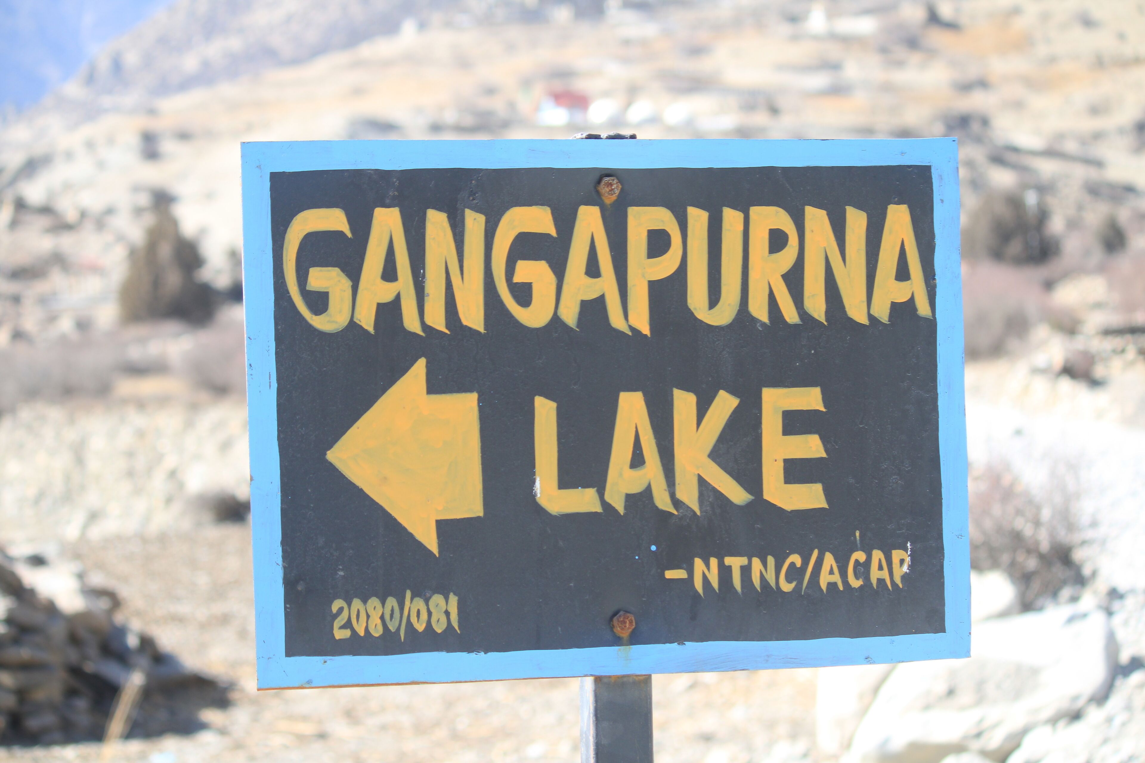 A sign for Gangapurna Lake with an arrow pointing left.