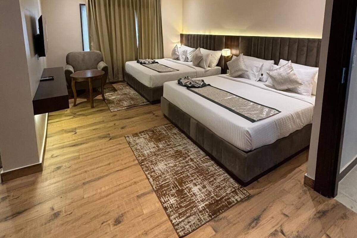 ห้องพักสำหรับสี่ท่าน | เครื่องนอนระดับพรีเมียม, เตียงเมมโมรีโฟม, โต๊ะทำงาน, Wi-Fi ฟรี