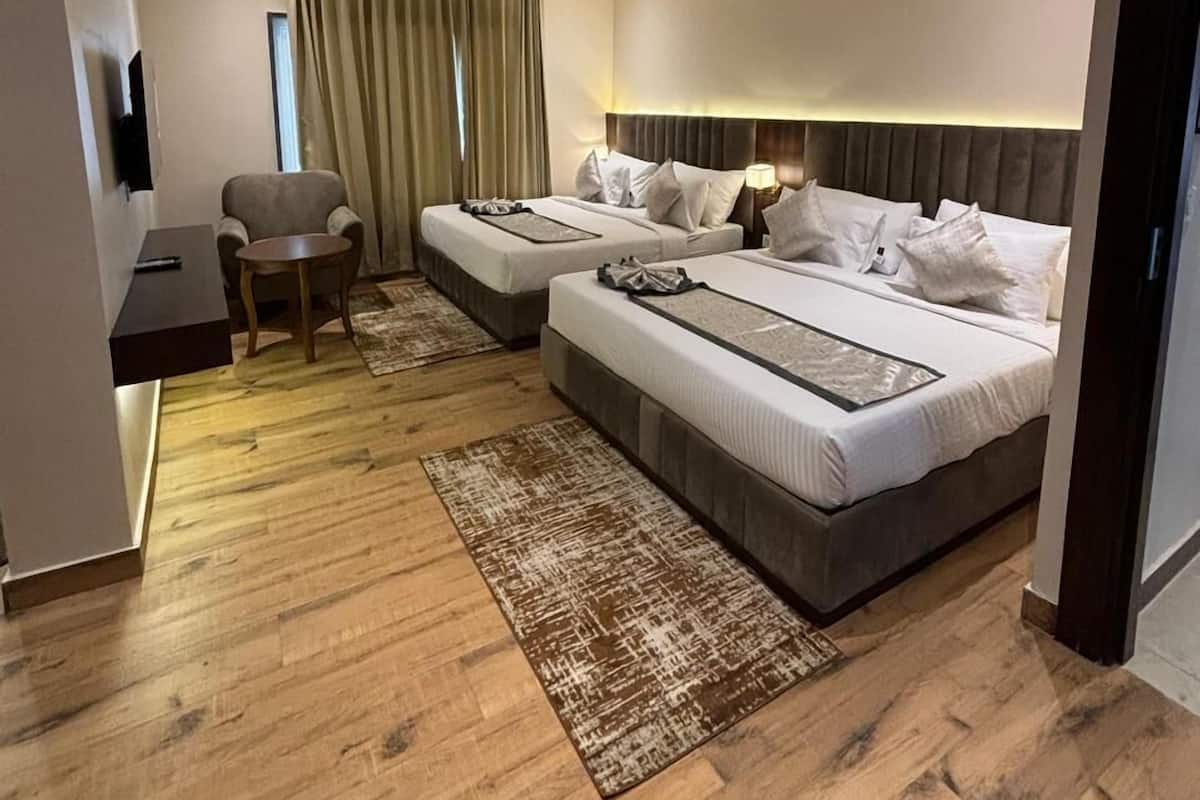 Habitación cuádruple | Ropa de cama de alta calidad, camas con efecto memoria y escritorio