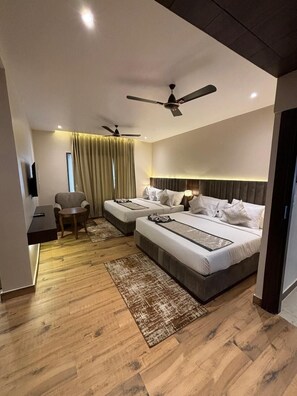 4 人部屋 | 高級寝具、低反発ベッド、デスク、WiFi (無料)