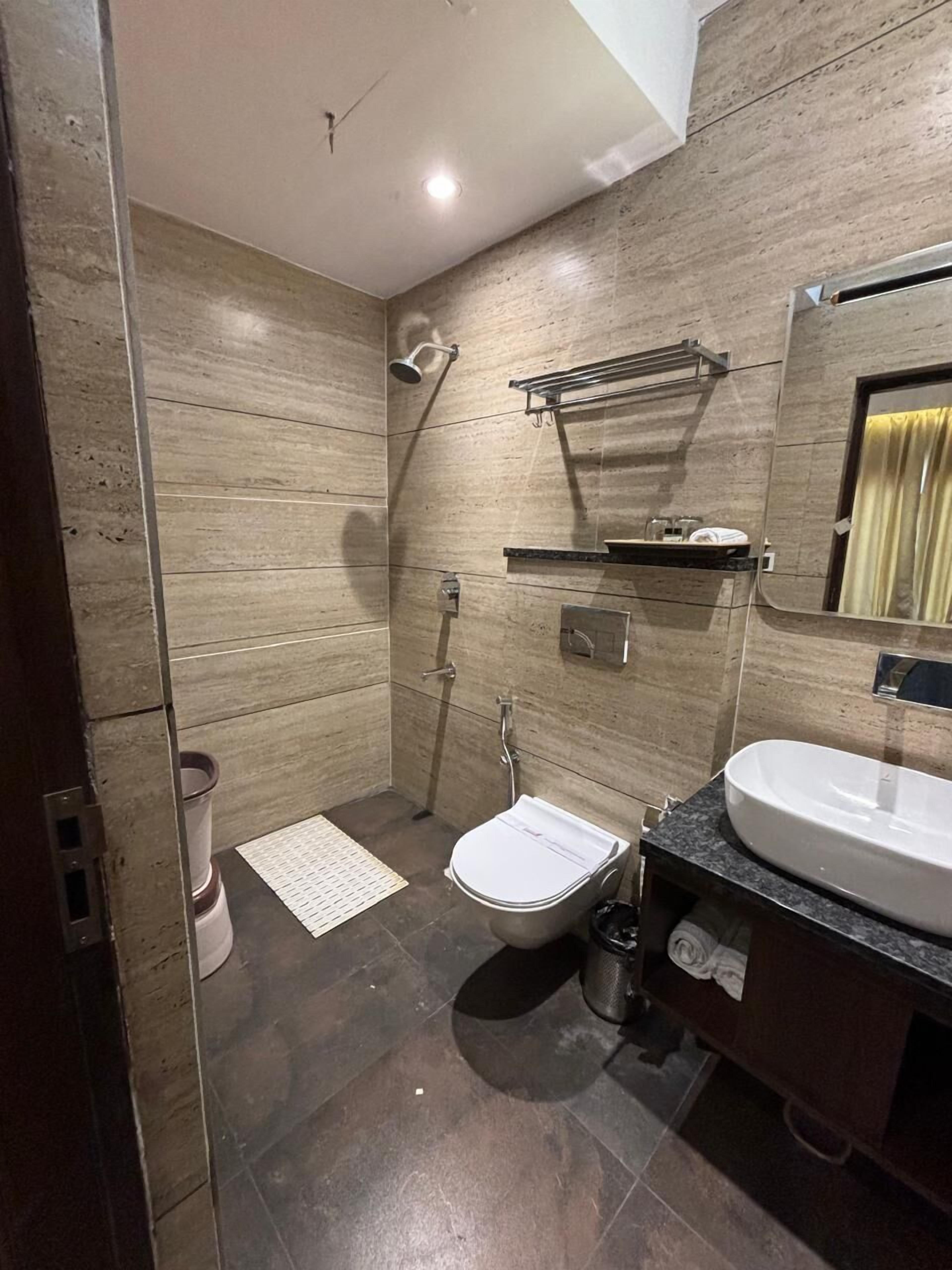 Regadera, amenidades de baño gratuitas, toallas, jabón 