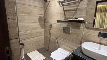 Regadera, amenidades de baño gratuitas, toallas, jabón
