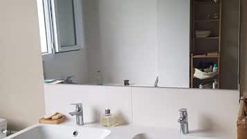 Douche, serviettes fournies, savon, papier toilette