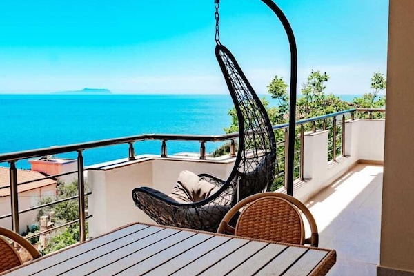 Deluxe Double Room with Balcony and Sea View | Sacada