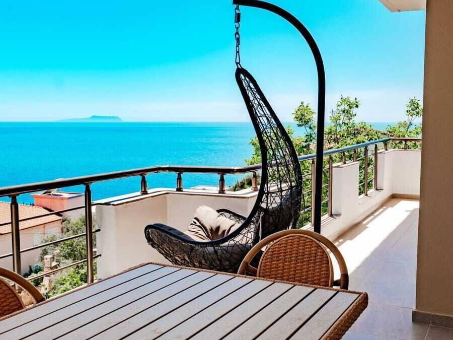 One-Bedroom Apartment with Balcony and Sea View | Balcony