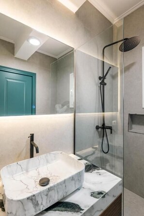 Double Room with Mountain View | Bathroom | Shower, free toiletries, hair dryer, towels - Kristianna Apartments (Dhërmi)