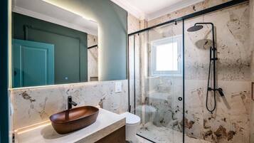 Deluxe Double Room with Balcony and Sea View | Salle de bain | Douche, articles de toilette (gratuits), séchoir à cheveux