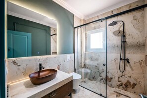 One-Bedroom Apartment with Balcony and Sea View | Bathroom | Shower, free toiletries, hair dryer, towels - Kristianna Apartments (Dhërmi)