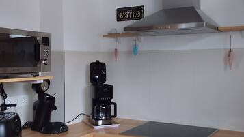 Kühlschrank, Mikrowelle, Herdplatte, Geschirrspüler