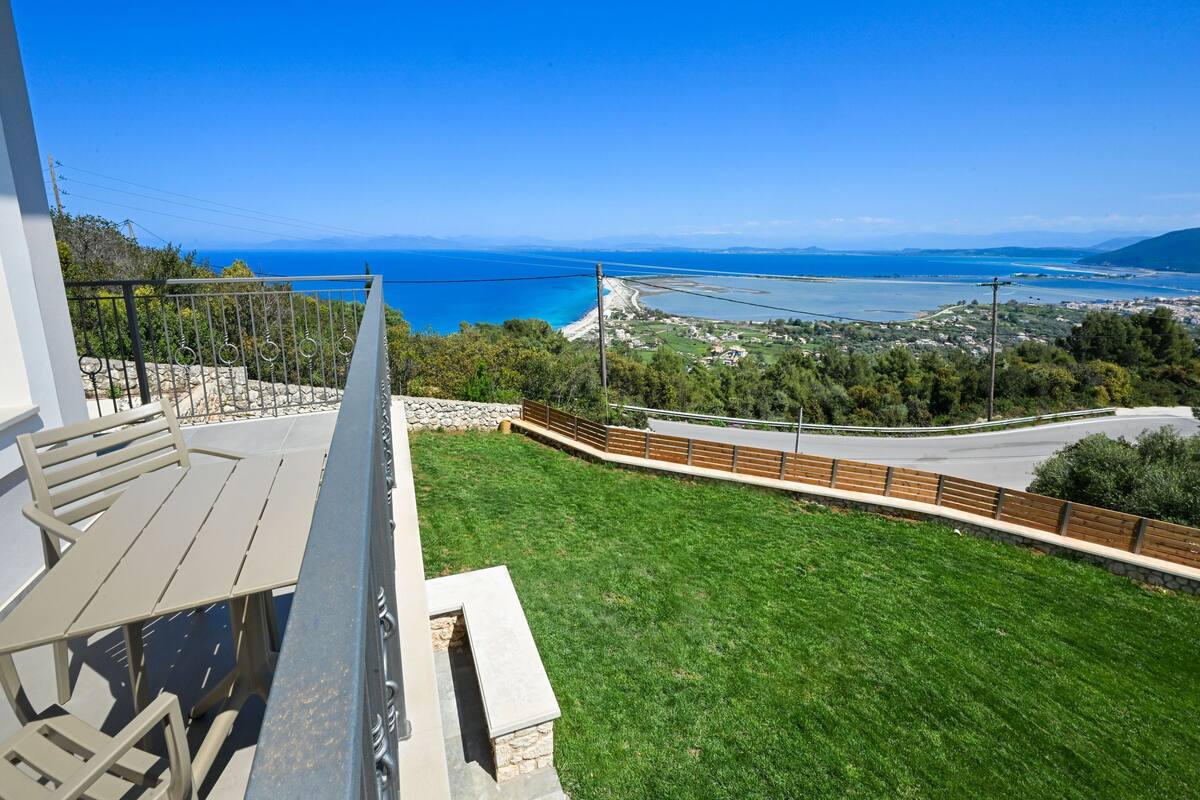 Un balcon avec vue sur la mer et une route.