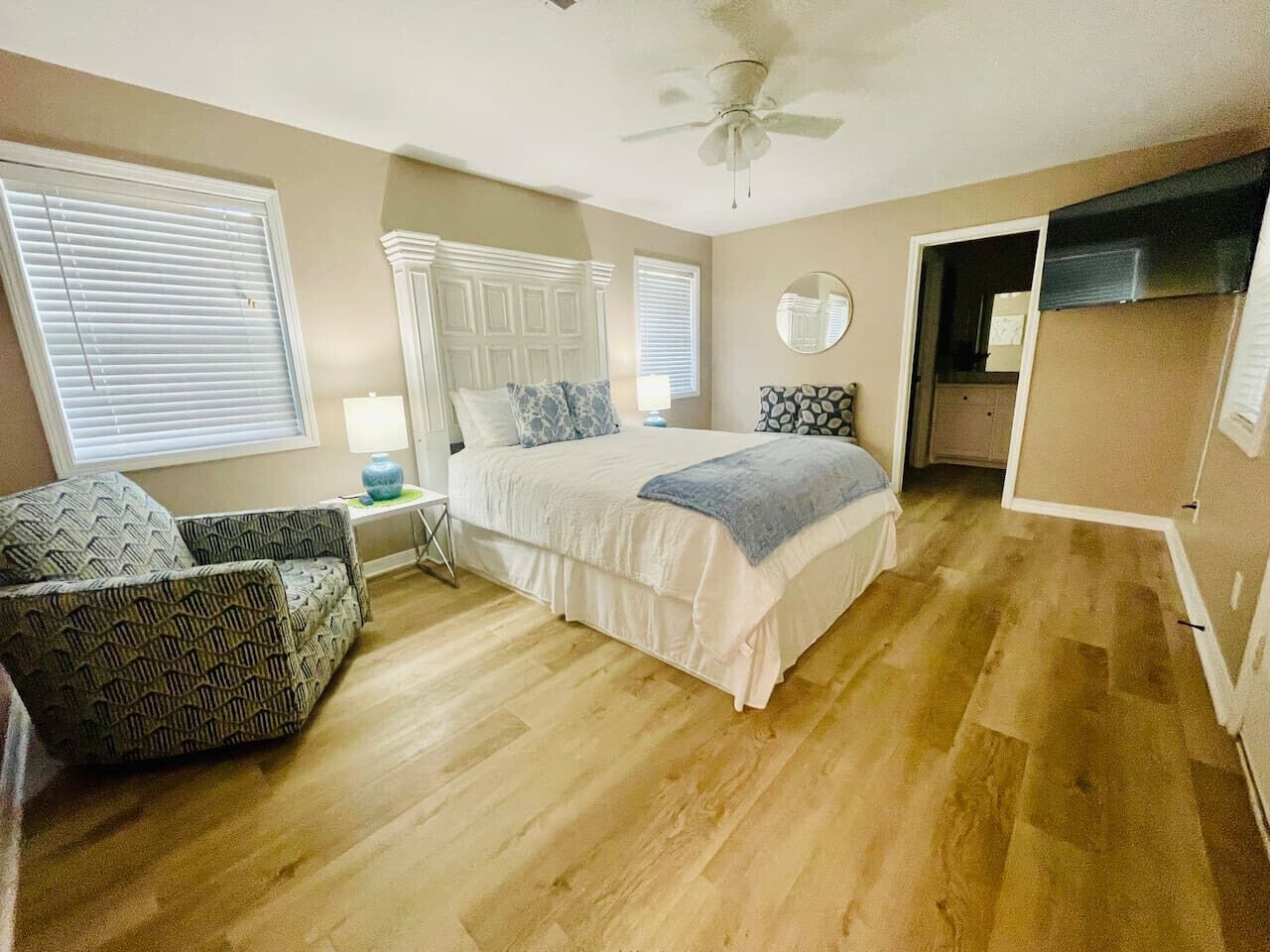 3 bedrooms, desk, iron/ironing board, travel cot