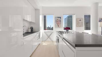 Luxury Apartment, Multiple Beds, Kitchen, City View (PH2) | Private kitchen | Fridge, microwave, oven, stovetop