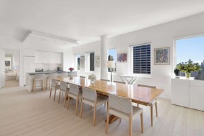 Luxury-Apartment, Mehrere Betten, Küche, Stadtblick (PH2) | Speisen