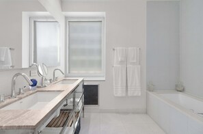 Luxury-Apartment, Mehrere Betten, Küche, Stadtblick (PH2) | Badezimmer | Haartrockner, Handtücher