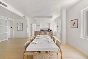 ラグジュアリー アパートメント ベッド (複数台) キッチン シティビュー (PH1) | レストラン