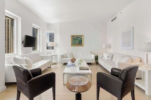 ラグジュアリー アパートメント ベッド (複数台) キッチン シティビュー (PH1) | リビング エリア | 42 インチの薄型テレビ (デジタル放送視聴可)