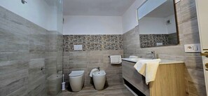 Regadera, amenidades de baño gratuitas, secadora de cabello 