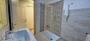Een douche, gratis toiletartikelen, een haardroger, toiletpapier