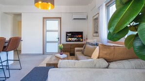 Deluxe Apart Daire, 1 Büyük (Queen) Boy Yatak ve Çekyat, Sigara İçilmez, Şehir Manzaralı | Oturma alanı