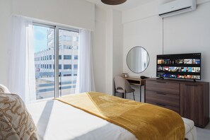 Lägenhet Deluxe - 1 queensize-säng med bäddsoffa - icke-rökare - utsikt mot staden | Tv
