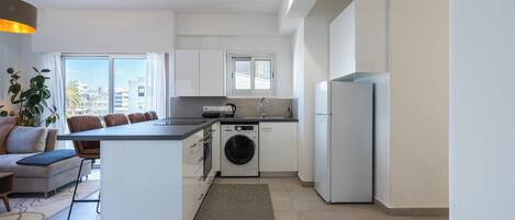 Refrigerador con freezer, horno, placa de cocina, utensilios de cocina